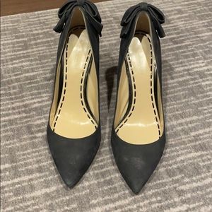 Black suede pump with bow detail